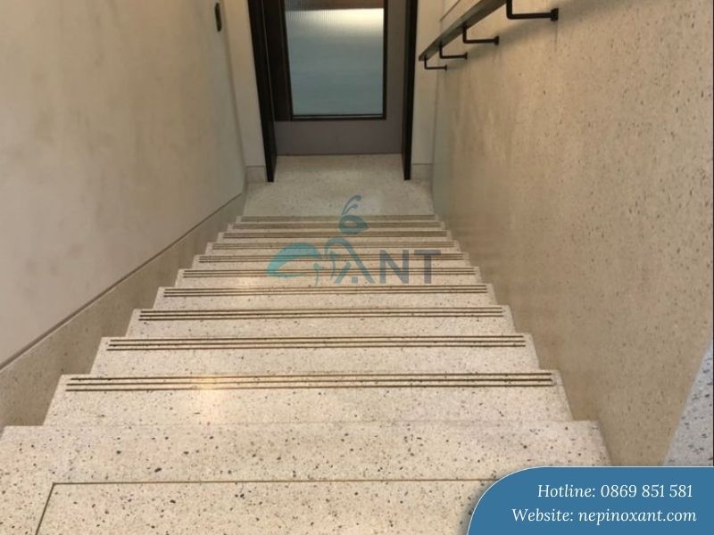 Lắp đặt chỉ nẹp chống trượt cầu thang