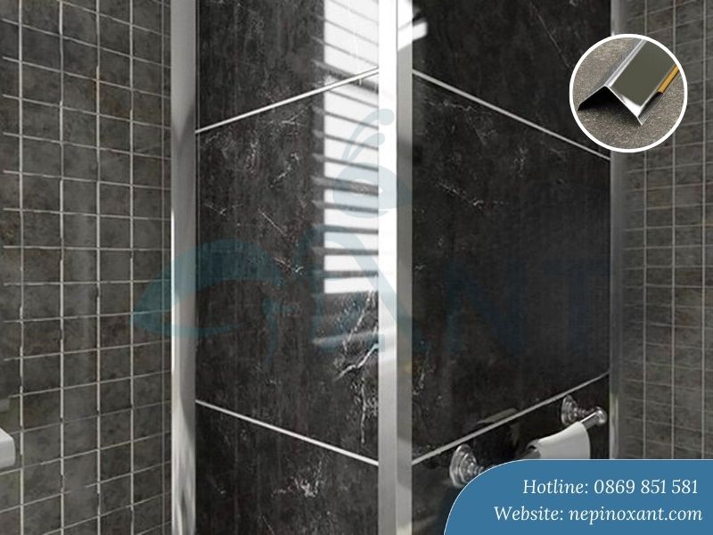 Với khu vực ẩm ướt và nhà vệ sinh, hãy ưu tiên nẹp inox 304