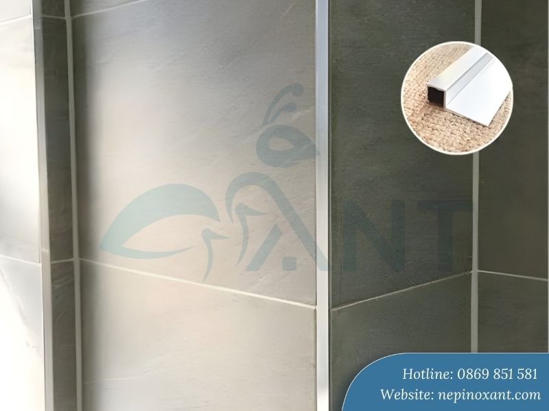 Cần tính toán độ dày của gạch và nẹp góc trước khi thi công