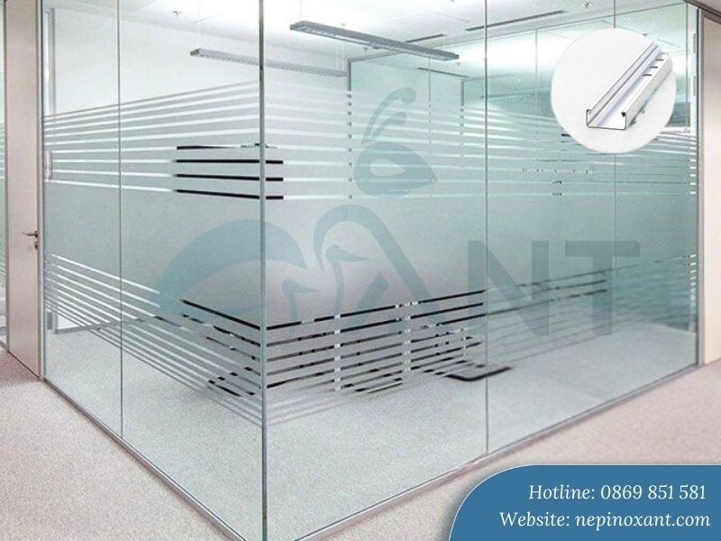 Không nên bóc màng bảo vệ quá sớm làm ảnh hưởng đến bề mặt inox