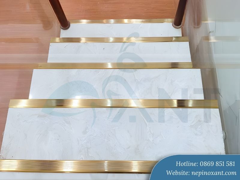 Thiết kế gờ nổi hoặc rãnh chống trượt trên bề mặt nẹp tăng ma sát đáng kể khi di chuyển