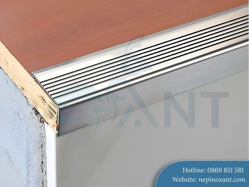 Nẹp inox chống trượt cầu thang